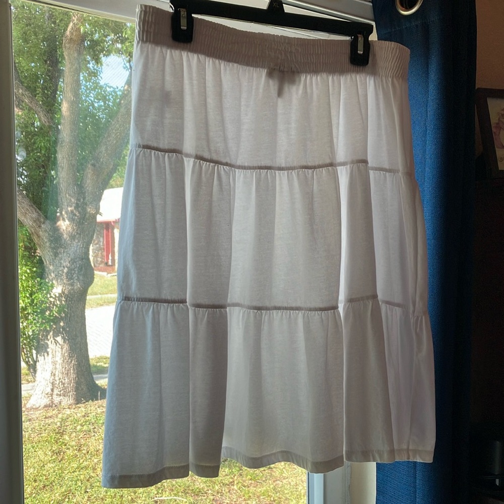 So pretty tiered white knit swing skirt by Woman Within, size 18/20!